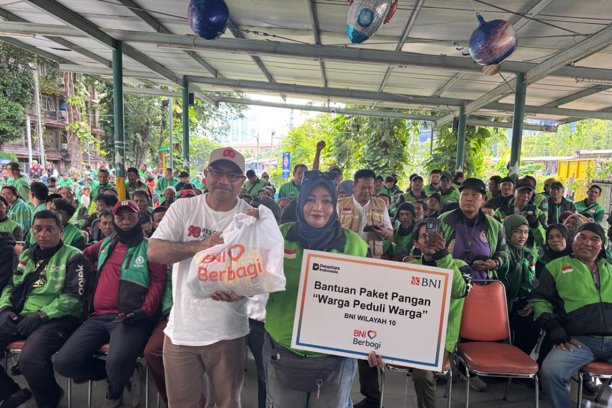 Komunitas 98 peduli sosial bagikan ribuan sembako di Jakarta dan Medan