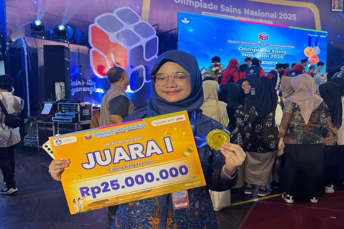 Amelia Azarine, siswa MAN IC Pekalongan raih tiga emas ekonomi di ajang nasional