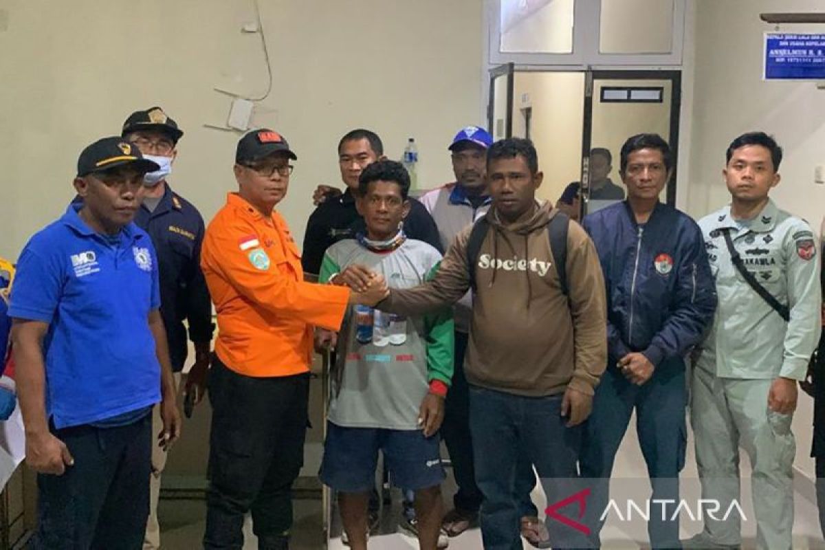 SAR Kupang selamatkan 9 korban kapal wisata mati mesin di Laut Sawu