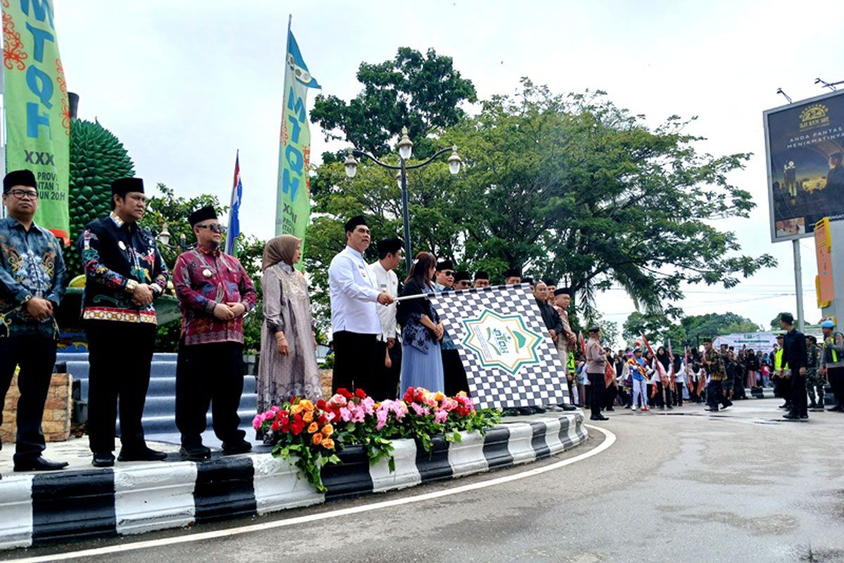Masyarakat antusias saksikan pawai taaruf MTQH Kalteng di Muara Teweh