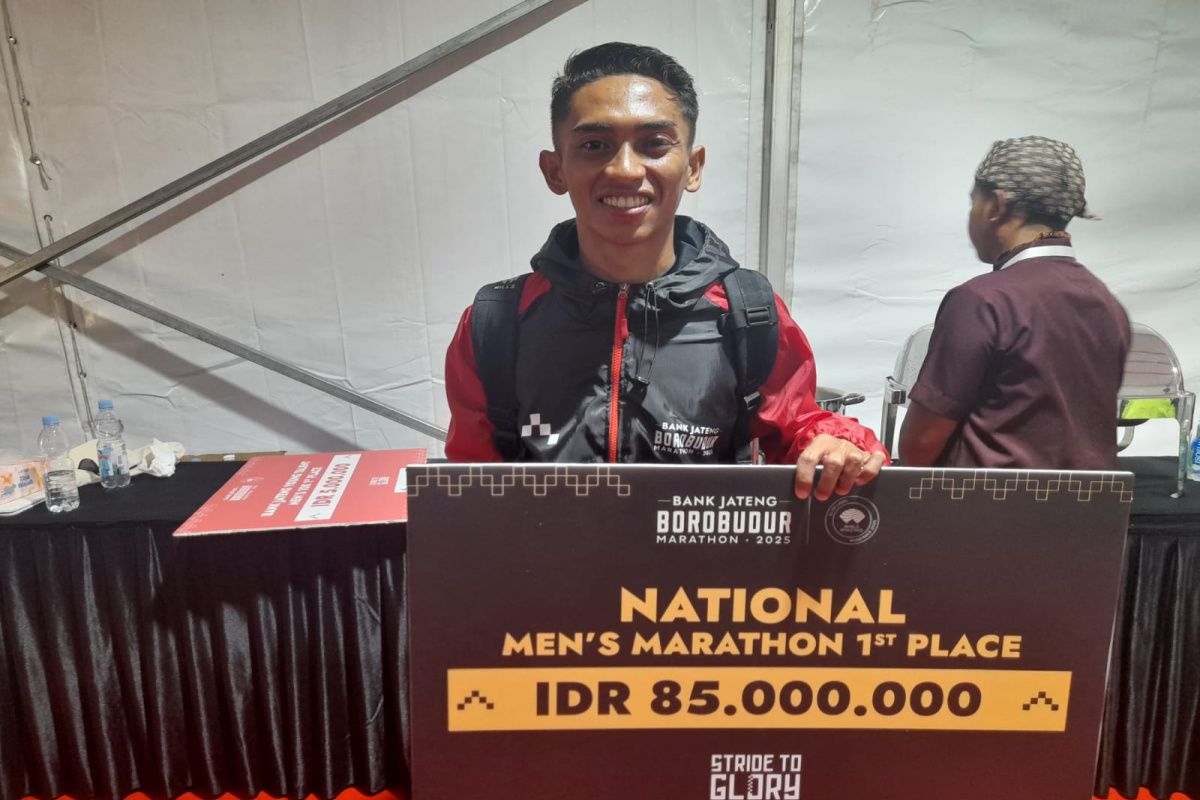Nofeldi dan Dwi Tiansi juarai Bank Jateng Borobudur Marathon 2025