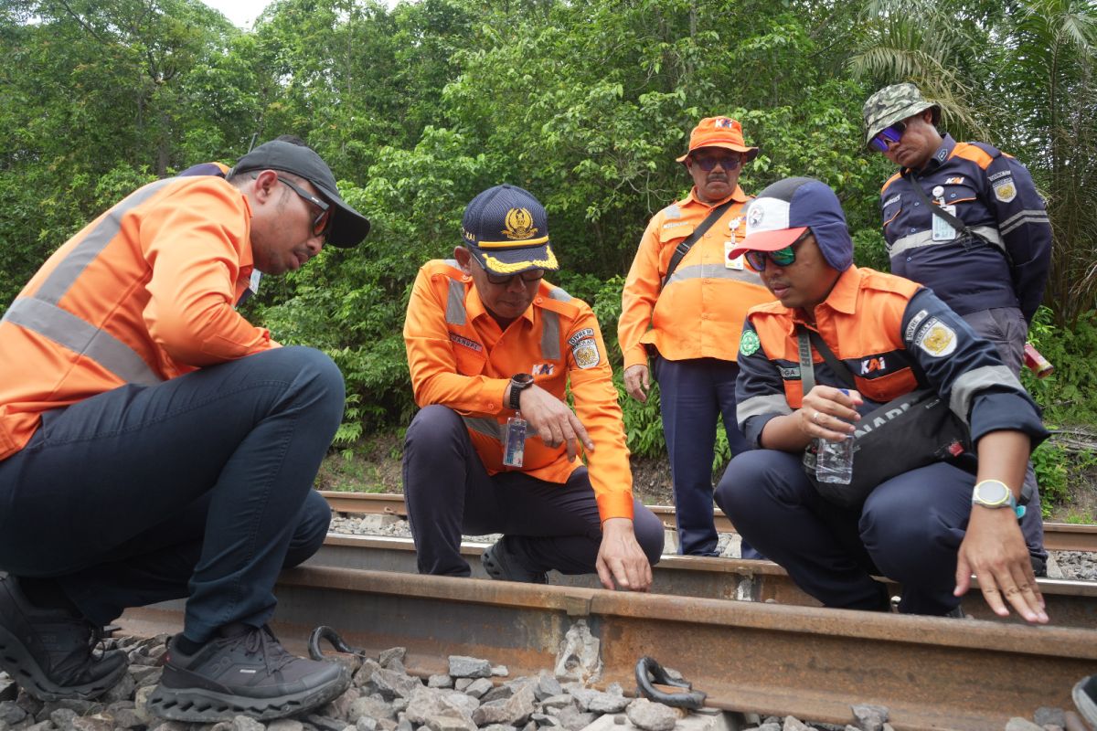 KAI Palembang cek perlintasan kereta api jelang Natal 2025 2025