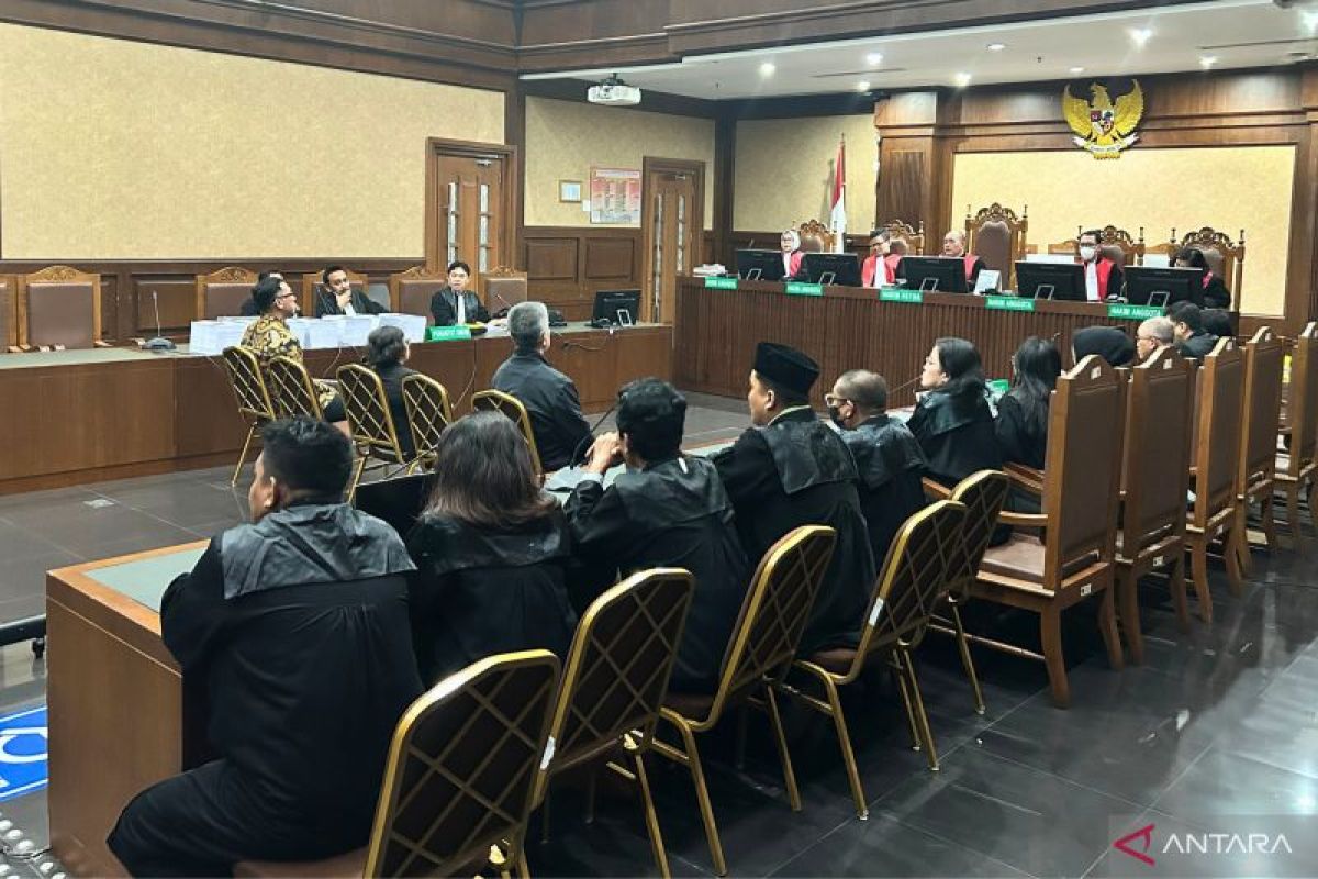 Tiga terdakwa kasus korupsi kredit LPEI dituntut 6–11 tahun penjara