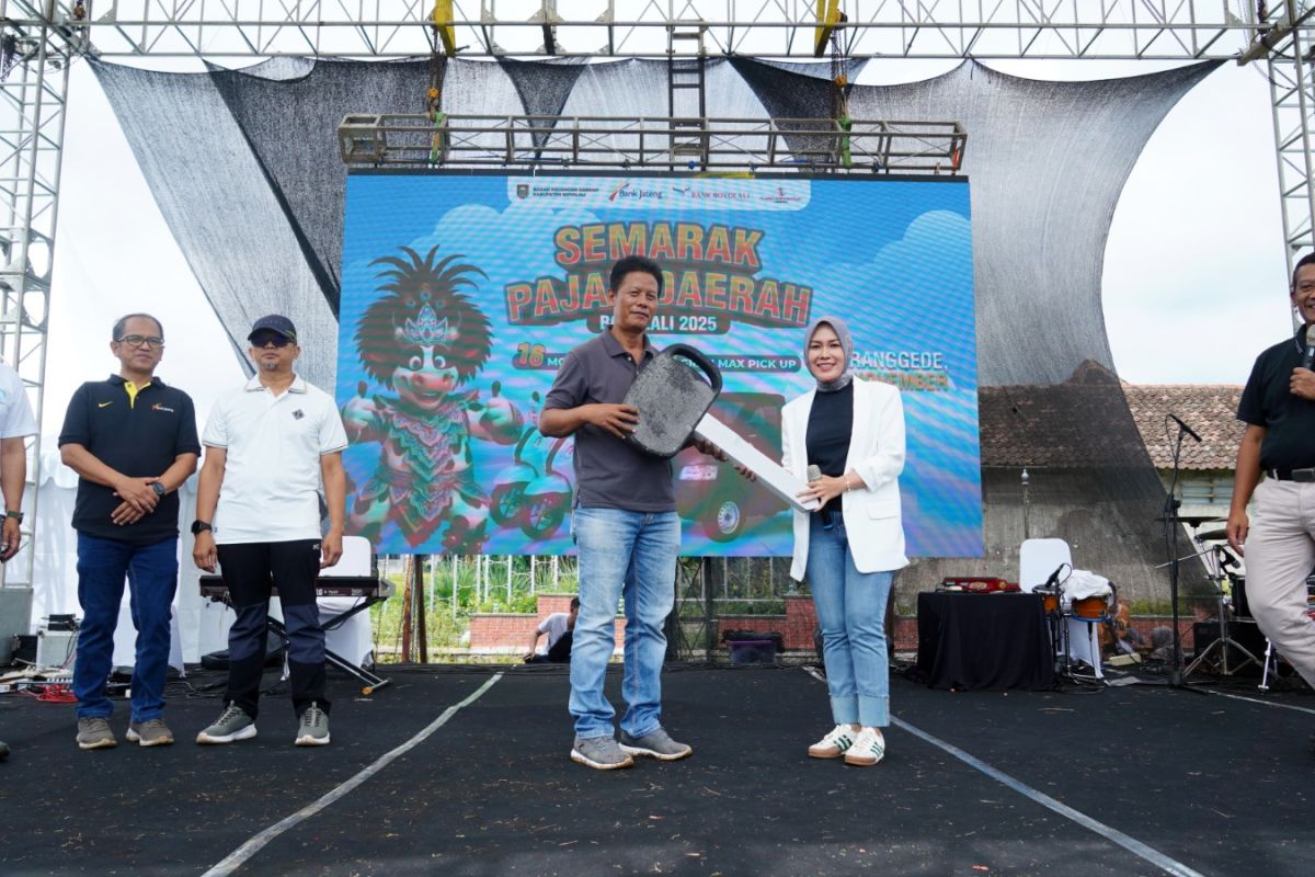 Bayar PBB-P2 sebesar Rp7.862 warga Klego bawa pulang satu unit mobil pick up