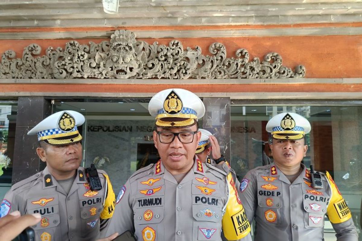 Bali Police investigate minivan crash killing 5 Chinese tourists