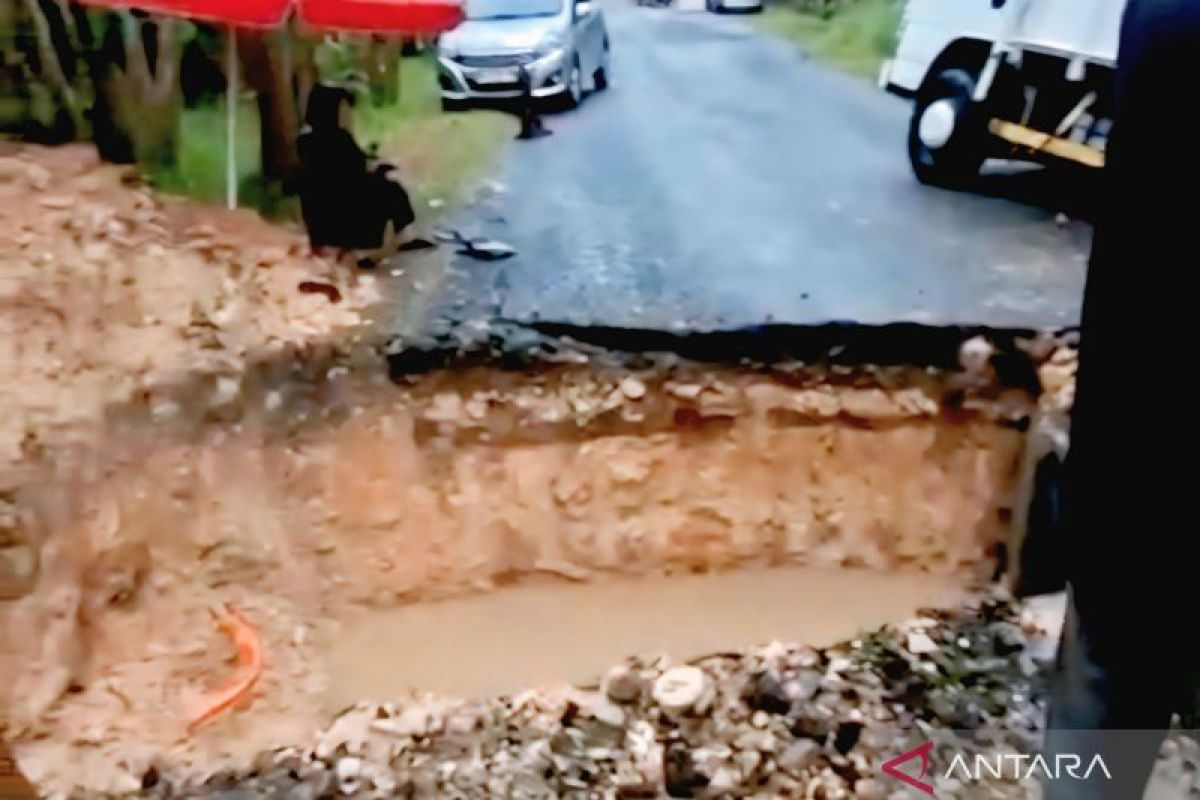 Jalan penghubung di Ogan Komering Ulu amblas akibat longsor, lalu lintas lumpuh total