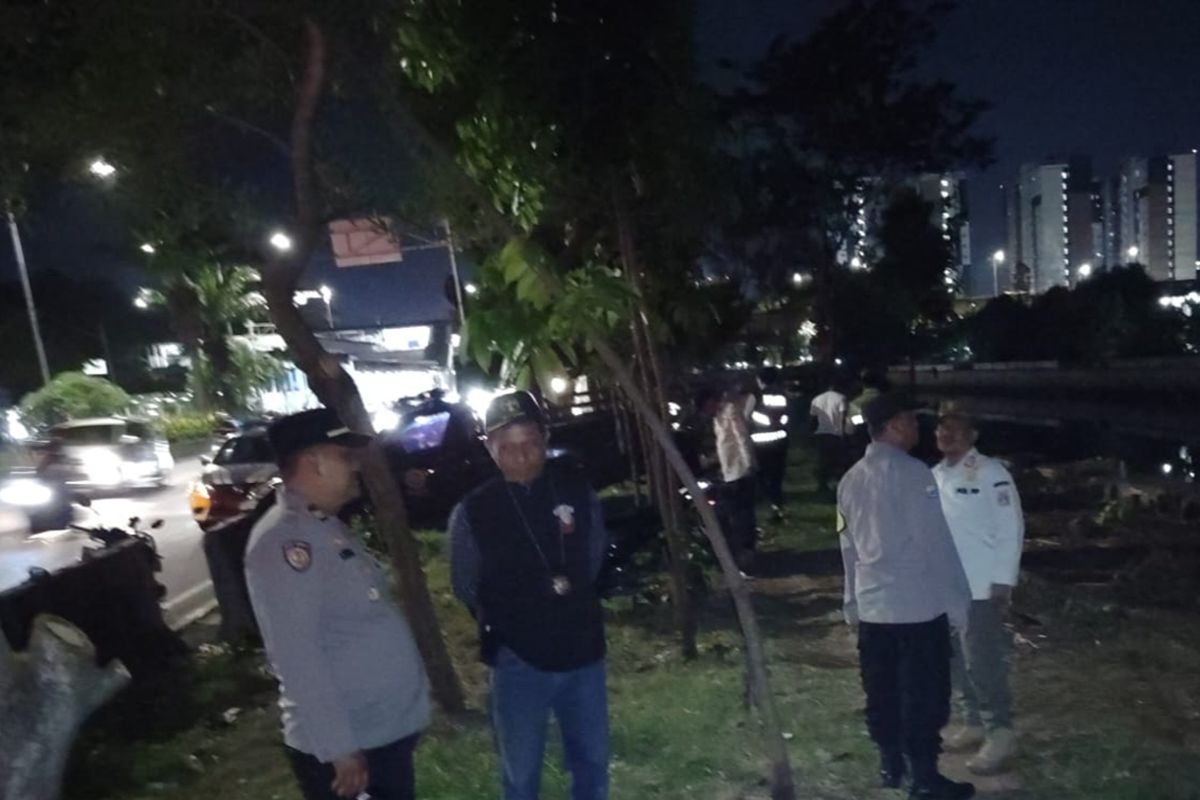 Petugas gabungan antisipasi prostitusi Taman Daan Mogot Jakbar