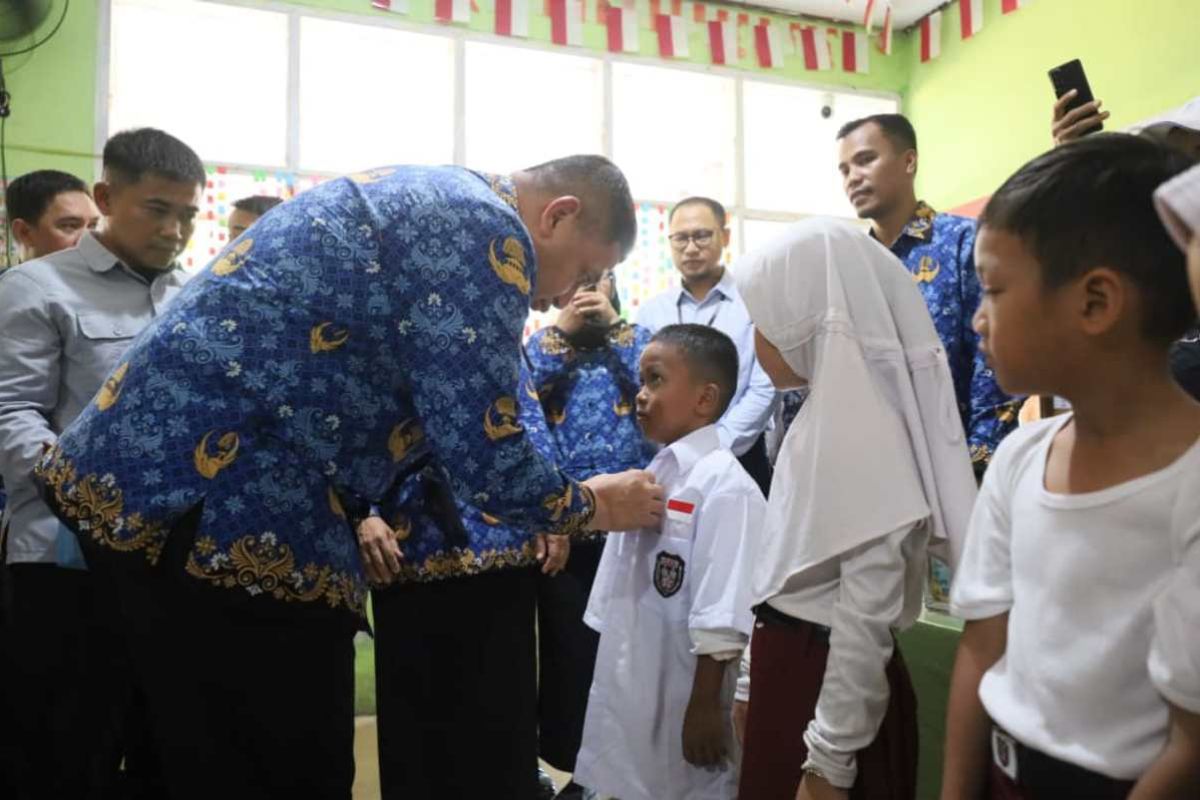 Pemkot dan swasta bagikan seragam sekolah gratis untuk siswa SD di Makassar