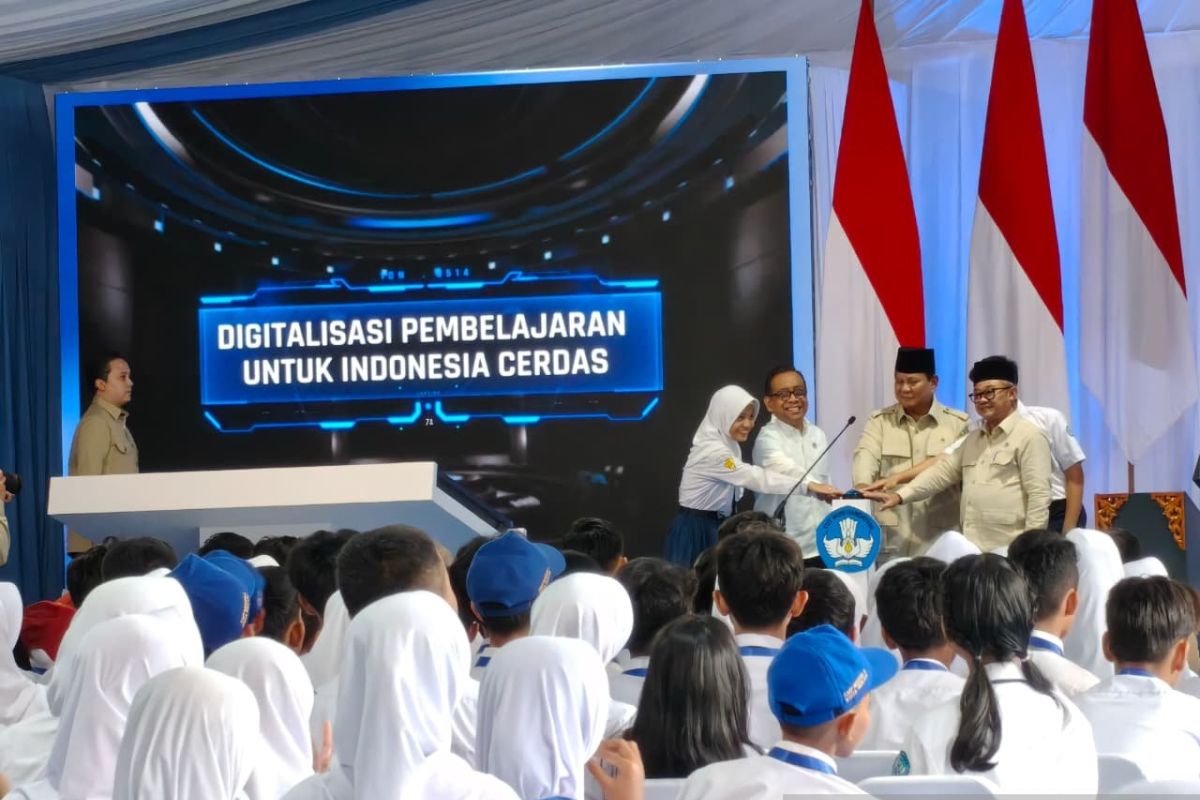 Tak kalah dari Mendikdasmen, Prabowo bacakan pantun soal digitalisasi