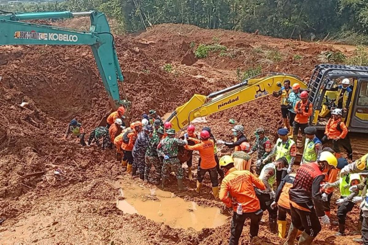 Tim SAR pusatkan pencarian korban longsor di Tarukahan Cilacap
