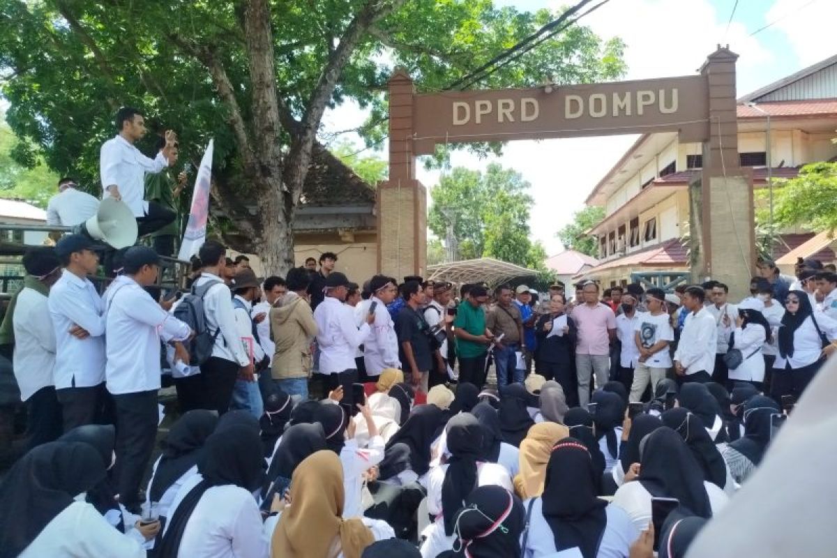 Ratusan honorer non-database di Dompu gelar aksi tolak kebijakan dirumahkan