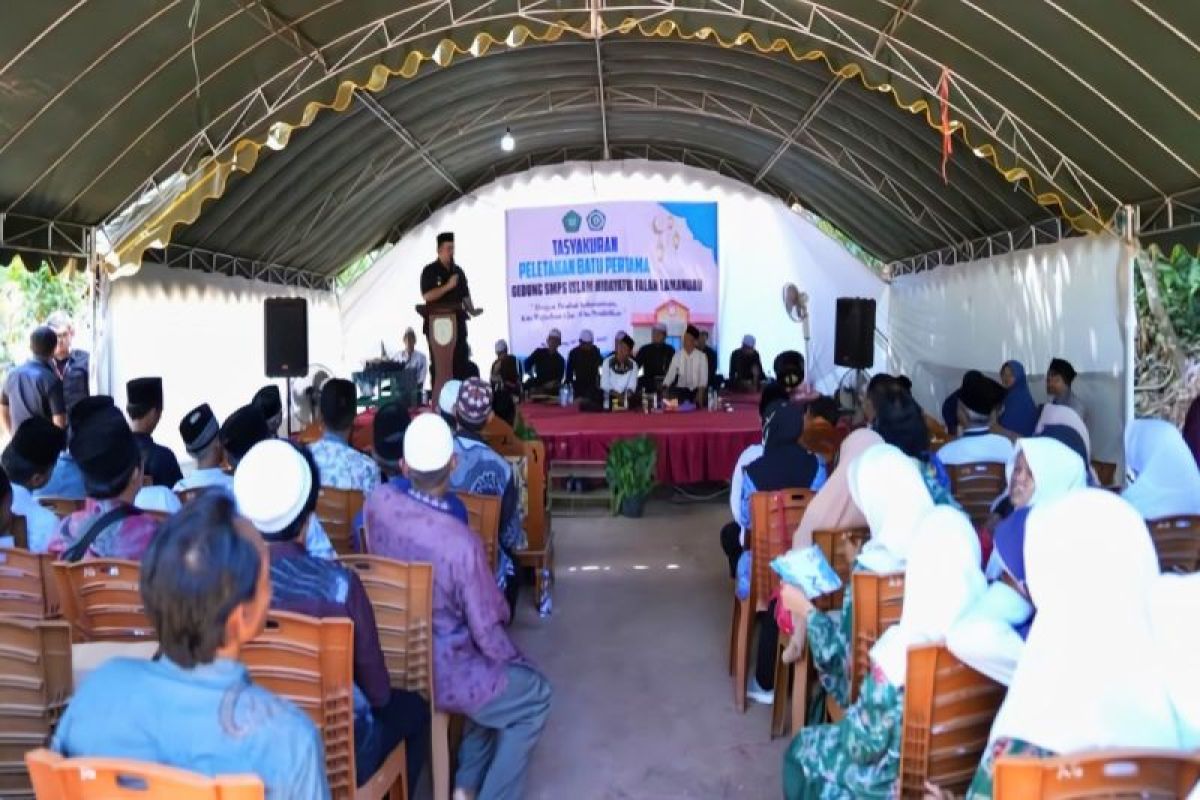 Bupati letakkan batu pertama pembangunan gedung SMP Islam Hidayatul Falah Lamandau