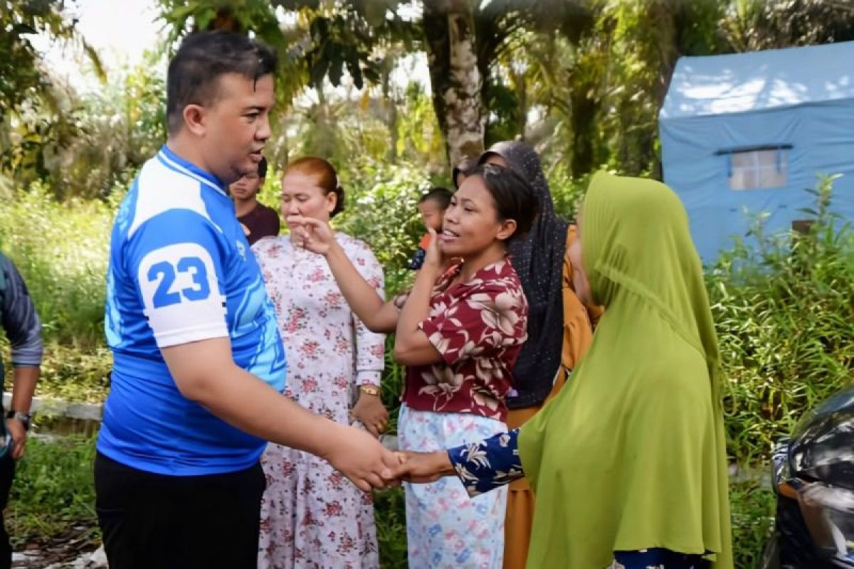 Bupati Lamandau salurkan bantuan untuk warga