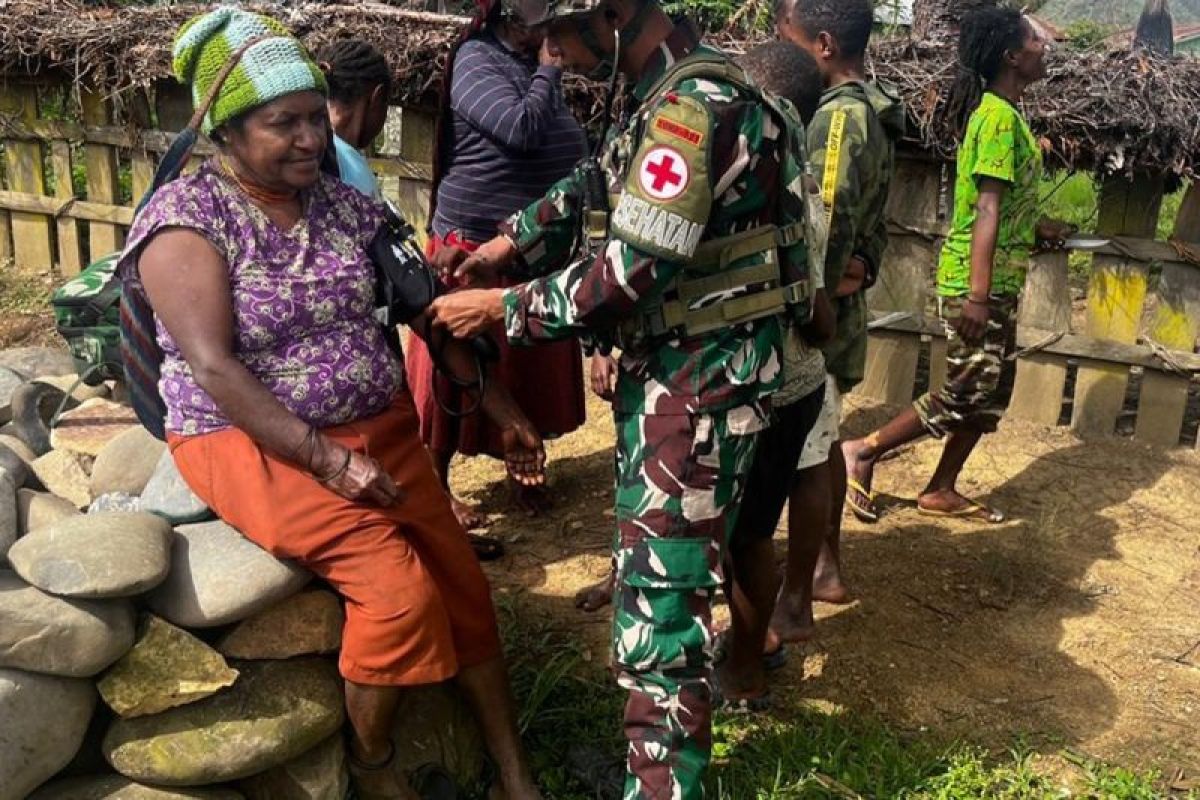 Satgas TNI Yonif 521/DY perkuat layanan kesehatan masyarakat di Jayawijaya