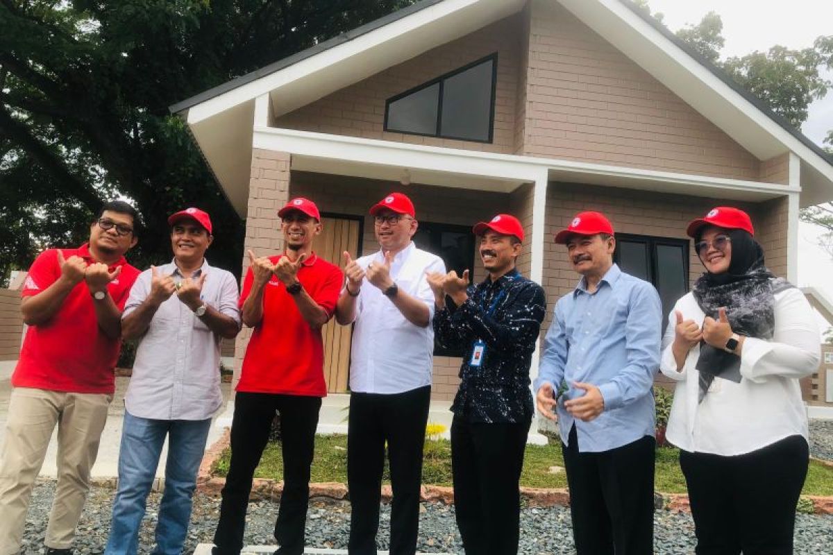 Sekjen Kemensos Robben Rico kagumi rumah SEPABLOCK PT Semen Padang