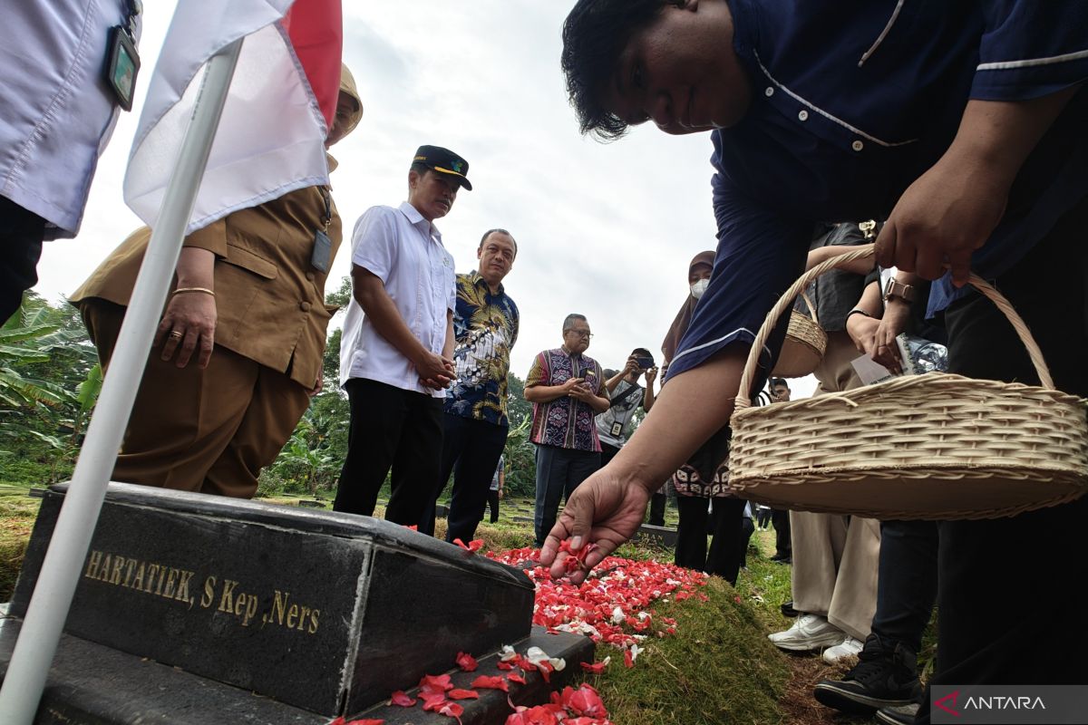 Tabur bunga untuk nakes korban COVID-19 sebagai penghormatan negara