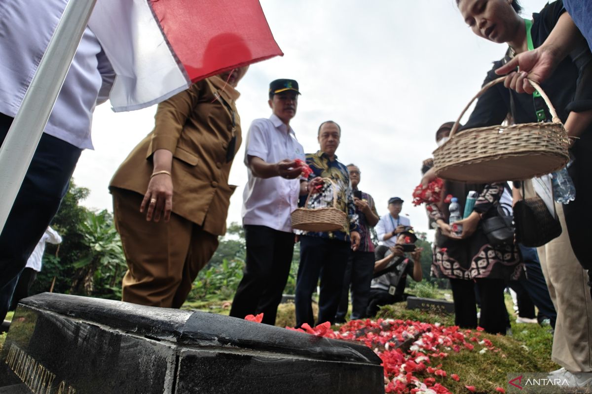 Flower tribute honors 2,087 health workers lost to pandemic