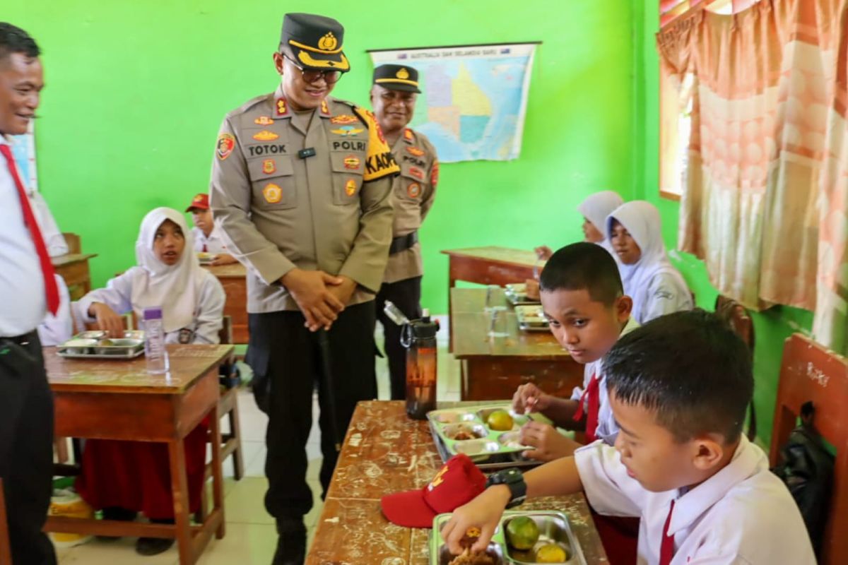 SPPG Polri salurkan MBG perdana ke 1.135 siswa di Buton Utara