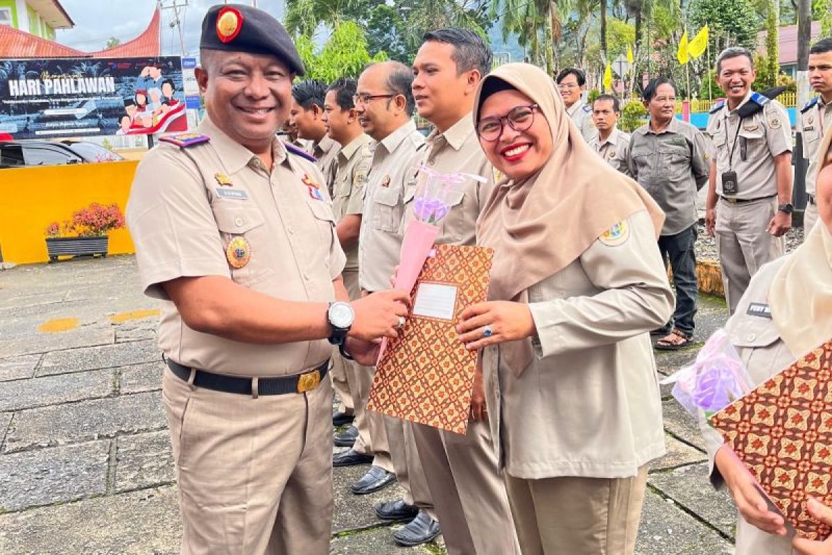 Kantor Pertanahan Pasaman resmi serahkan SK bagi pegawai pemerintah dengan perjanjian kerja