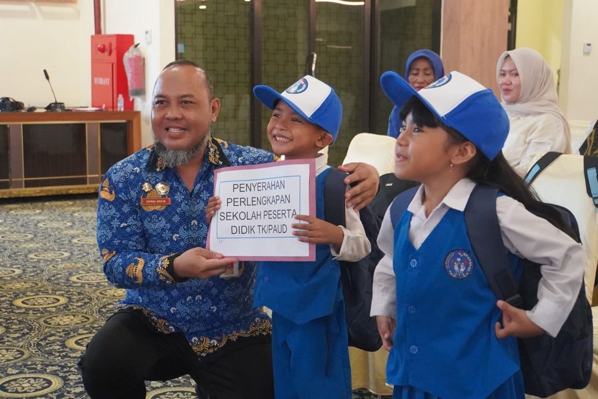Disdikbun Kotabaru bagikan perlengkapan sekolah Paud, SD dan SMP