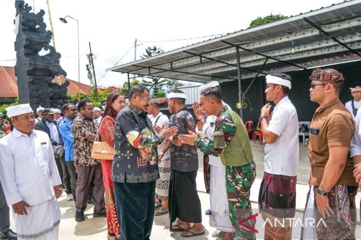 Gubernur Papua Pegunungan Tabo rayakan Hari Raya Galungan bersama umat Hindu Jayawijaya