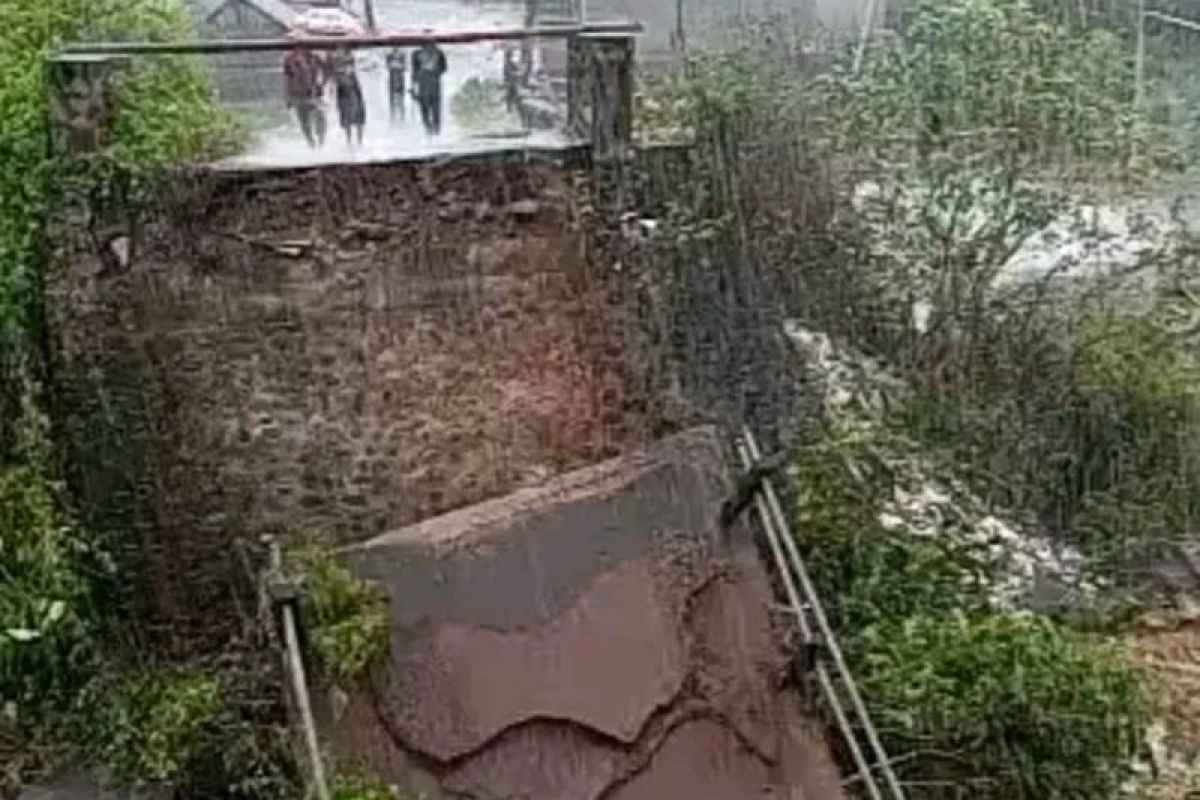 Jembatan penghubung dua desa di Lotim ambruk diterjang banjir