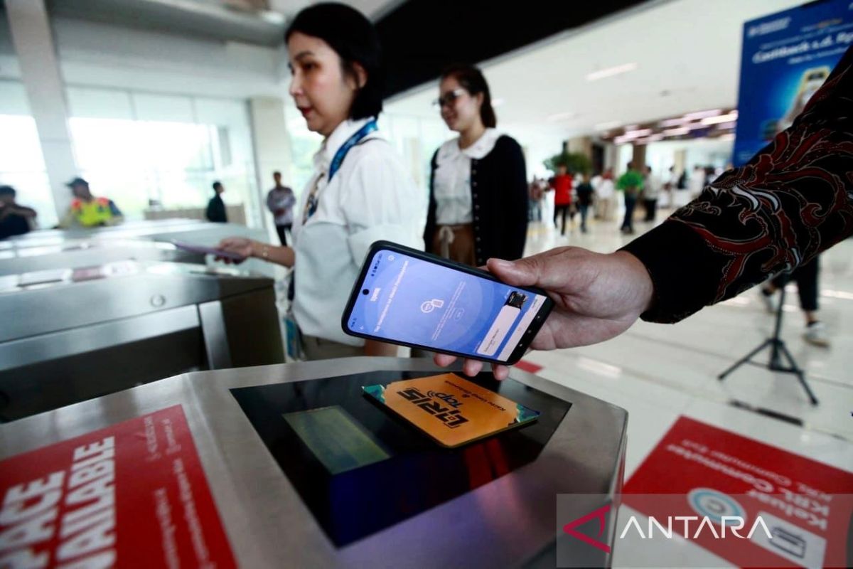 Bank Mandiri dan KAI meresmikan QRIS Tap di transportasi publik