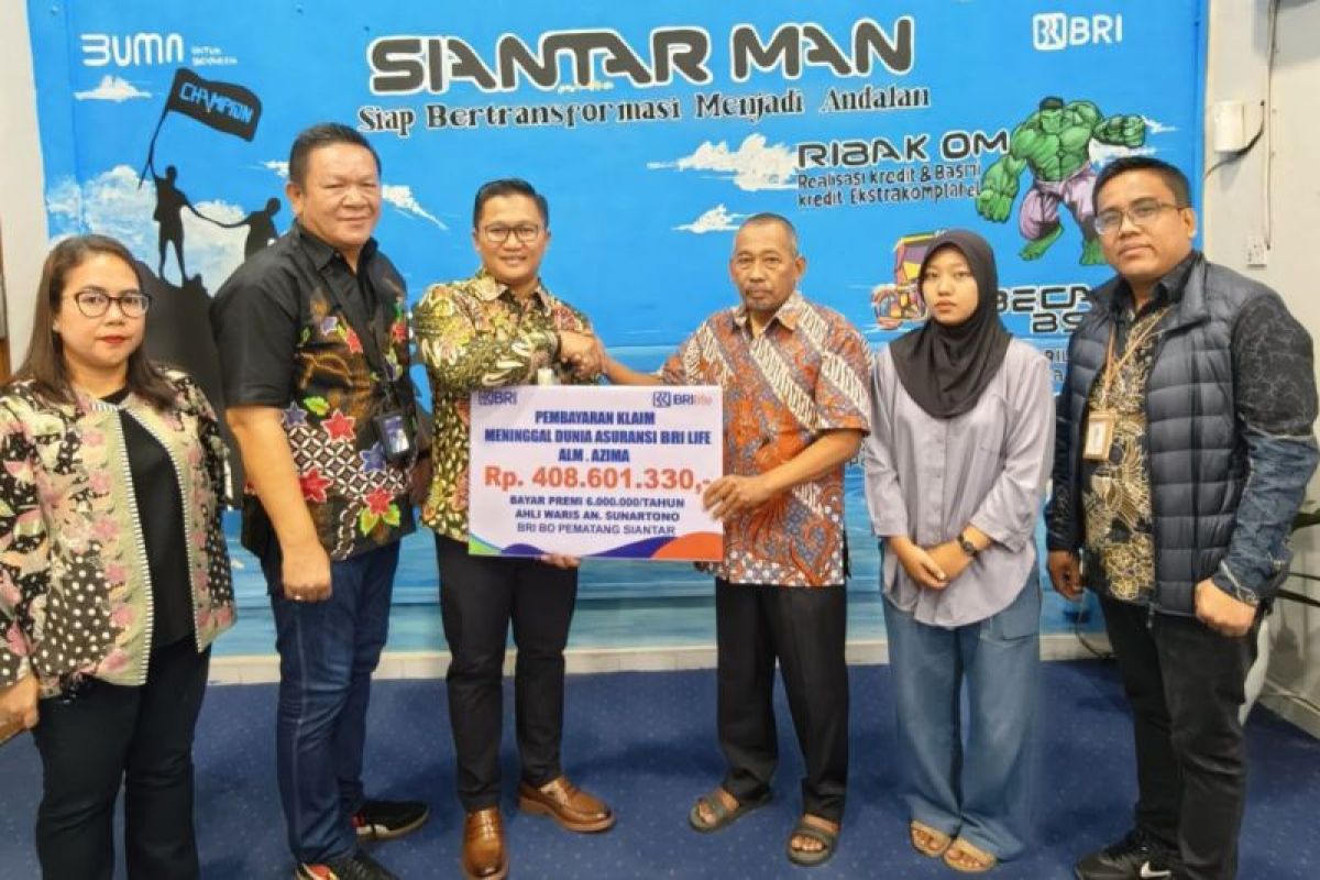 BRI Siantar serahkan klaim asuransi jiwa BRIlife kepada nasabah