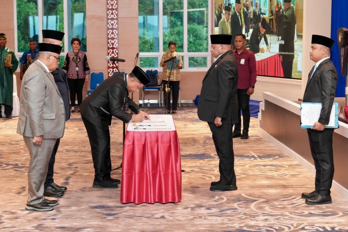 Gubernur lantik Christian Sohilait jadi Penjabat Sekda Provinsi Papua