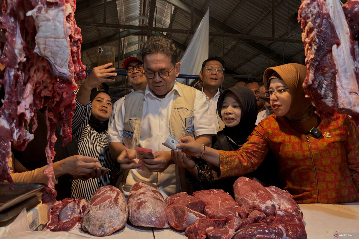 Mendag tinjau Pasar Cihapit Bandung cek stok pangan jelang Nataru