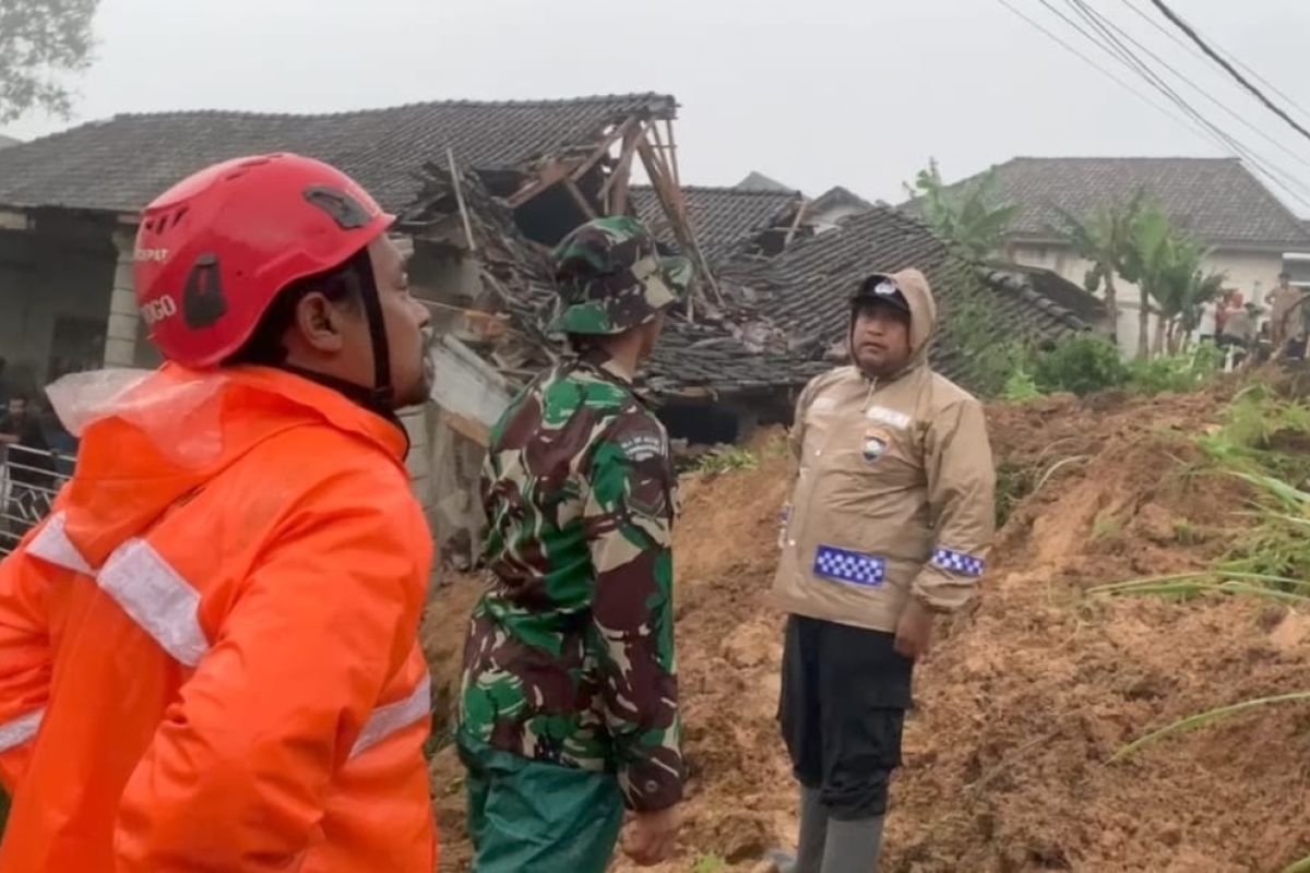 BPBD Ponorogo evakuasi material longsor timbun 2 rumah dan 7 kendaraan
