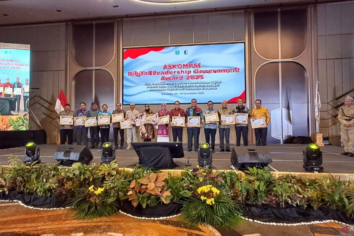 Sekdaprov Jatim Adhy Karyono raih ADLG Award 2025