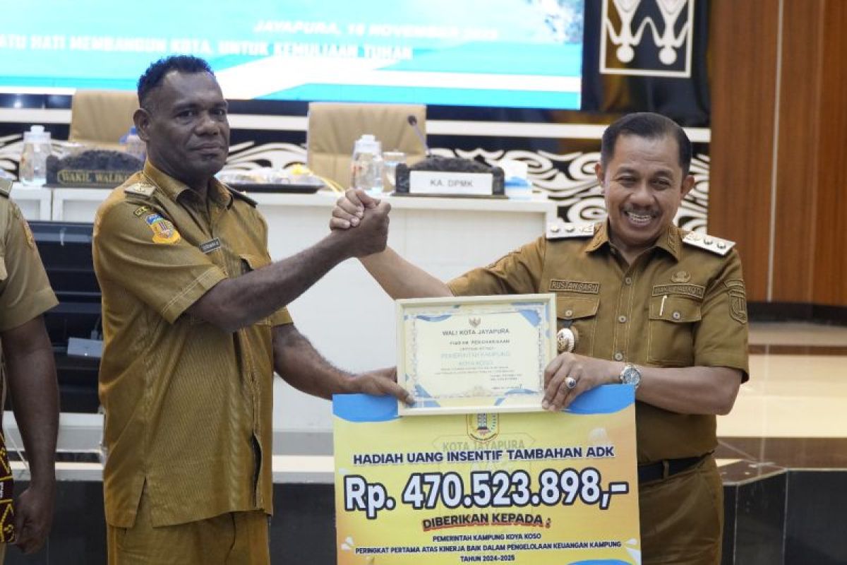 Pemkot Jayapura berikan penghargaan lima kampung kinerja baik
