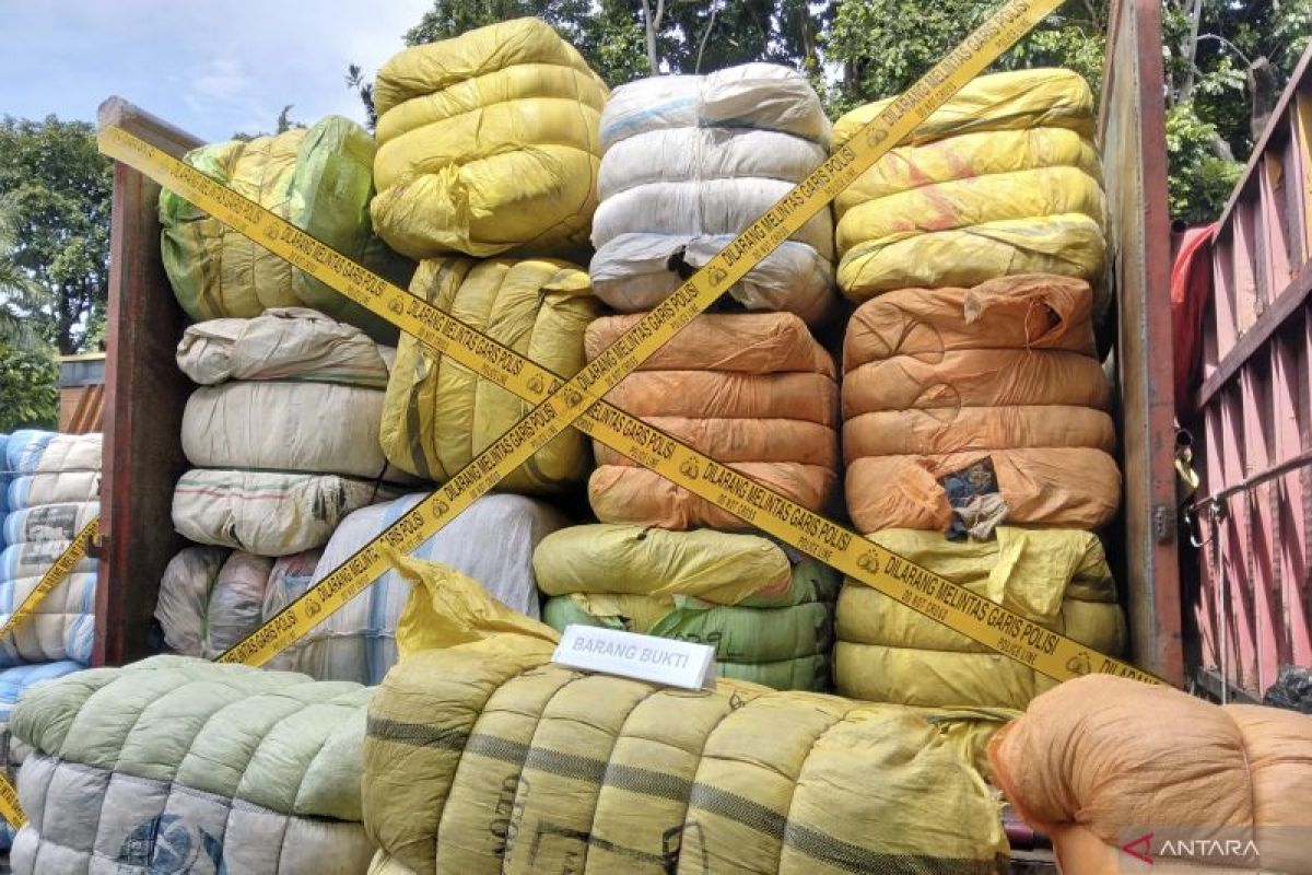 Polda Metro Jaya ungkap perdagangan baju bekas impor sebanyak 439 bal