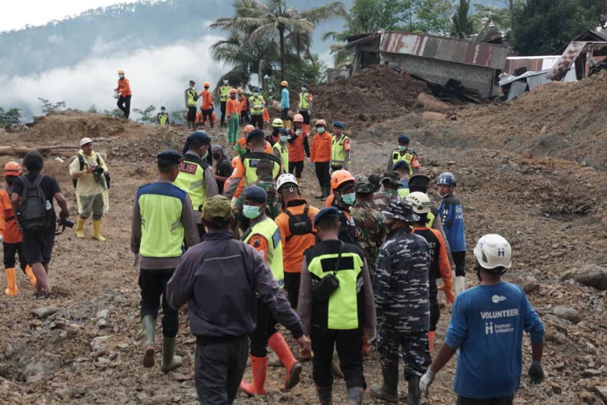 Tim SAR-DMC Dompet Dhuafa evakuasi korban bencana tanah longsor di Banjarnegara