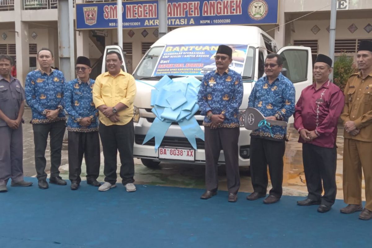 Anggota DPRD Agam salurkan mobil operasional ke SMPN 1 Ampek Angkek