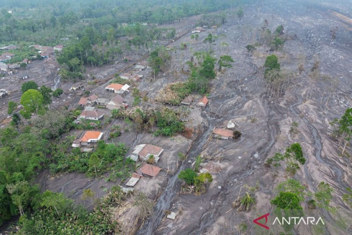 Gunung Semeru catat getaran banjir lahar hujan hampir 2 jam, berpotensi letusan sekunder