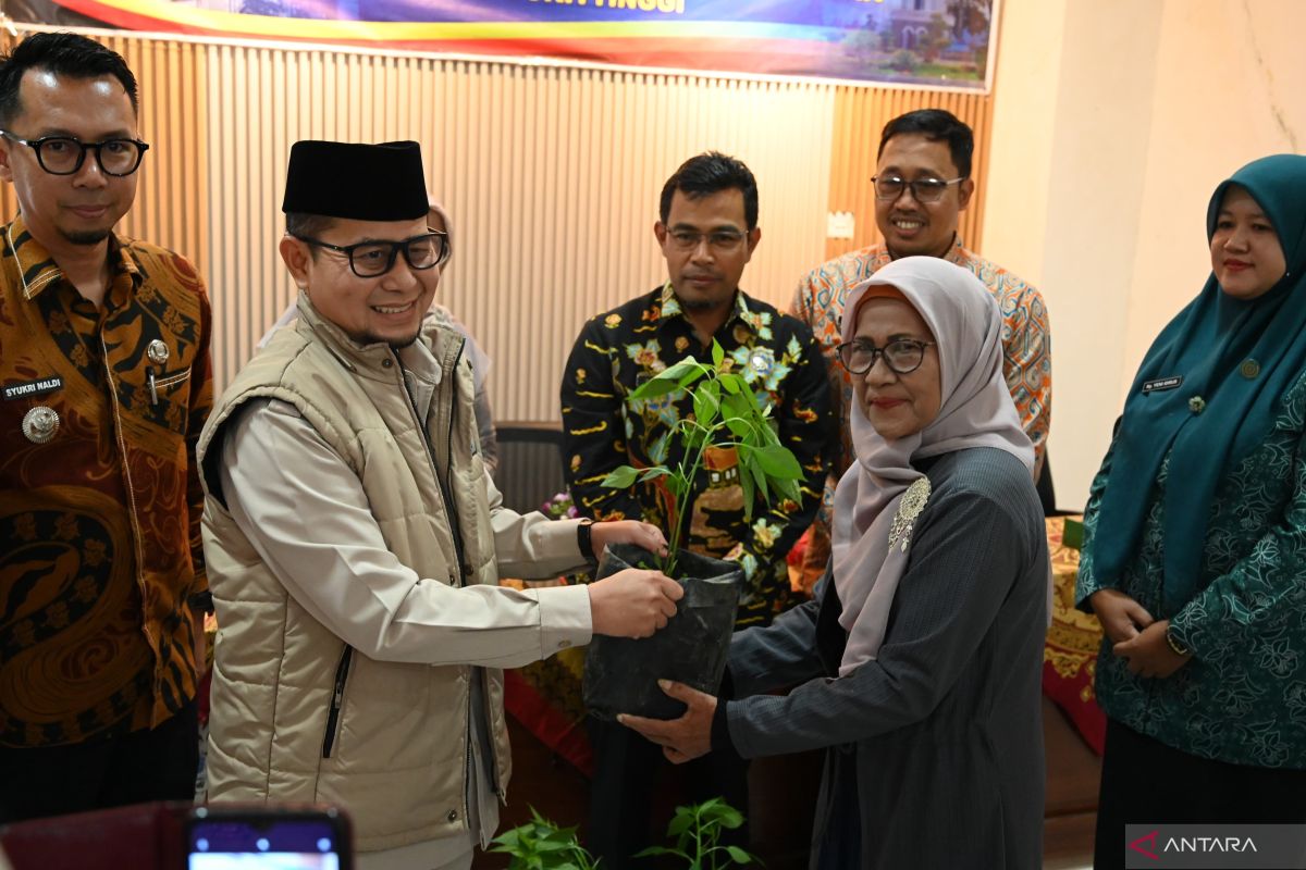 Dorong ketahanan pangan, Pemkot Bukittinggi sebarkan ratusan bibit cabai