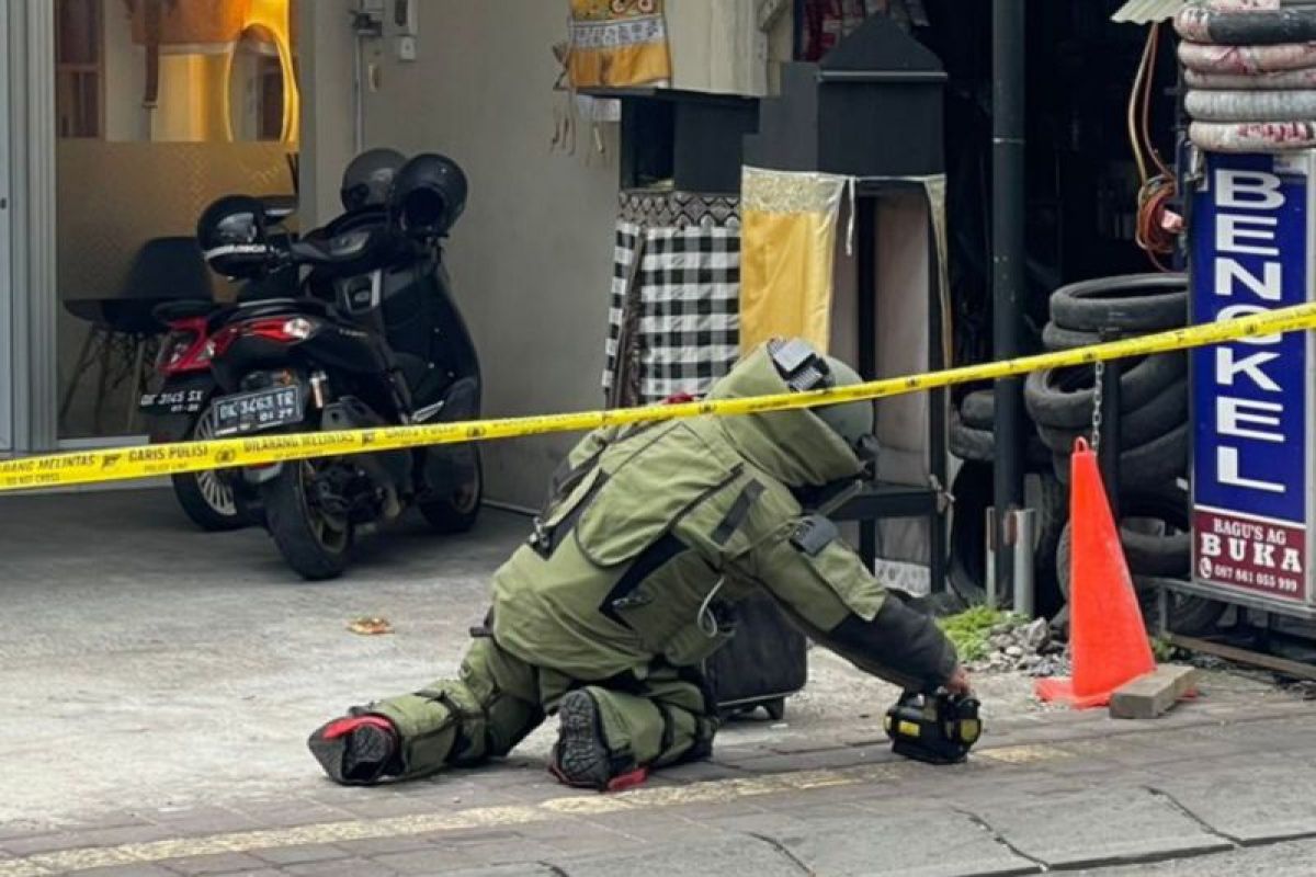 Penjinak Bom Polda Bali periksa koper yang tidak bertuan di Denpasar