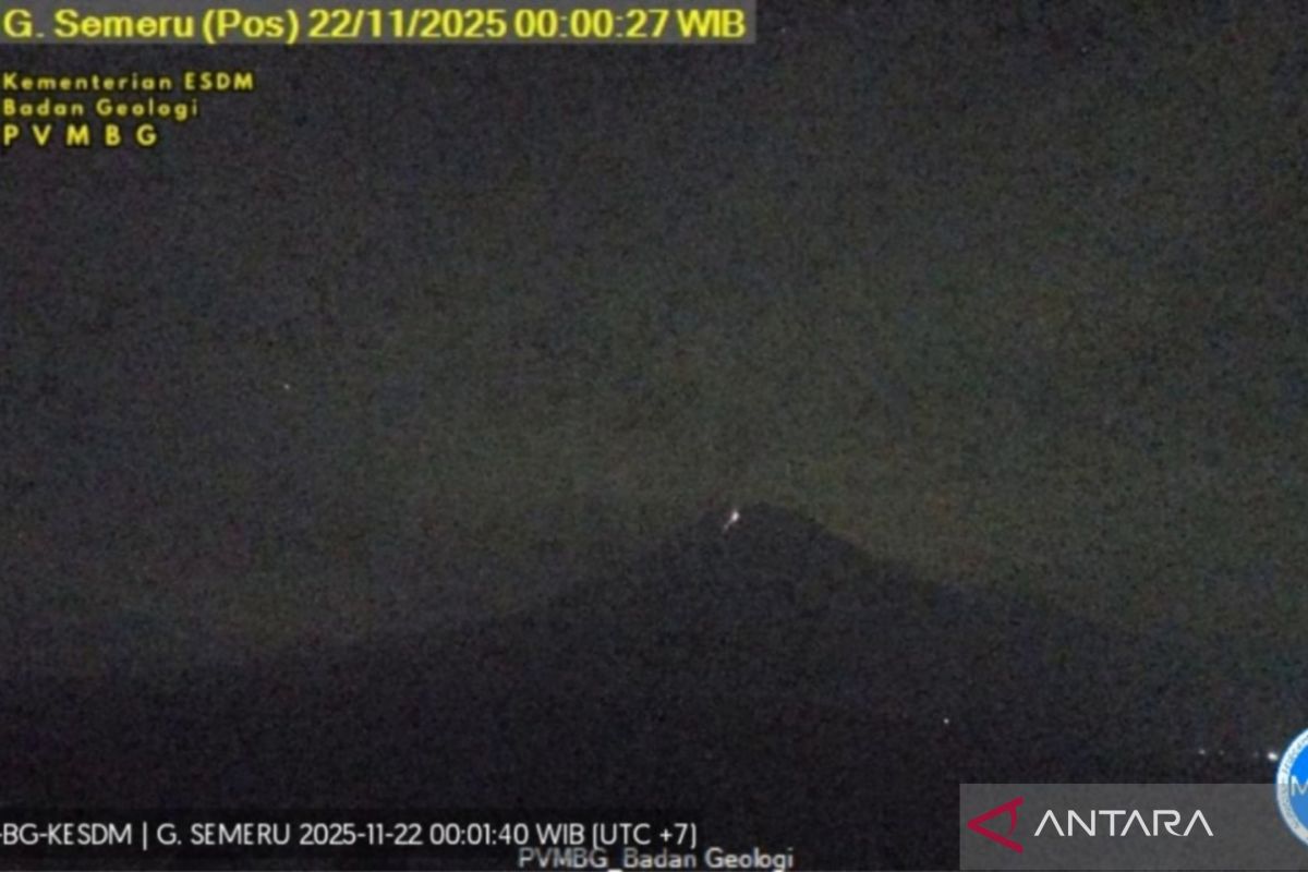 Gunung Semeru mengembuskan asap setinggi 1.000 meter