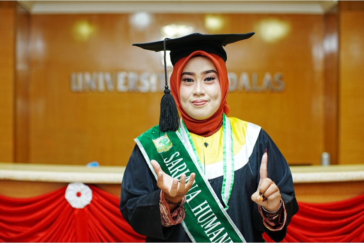 Inklusivitas di Unand: Frizka Kurnia Rahman Raih Gelar Sarjana Humaniora
