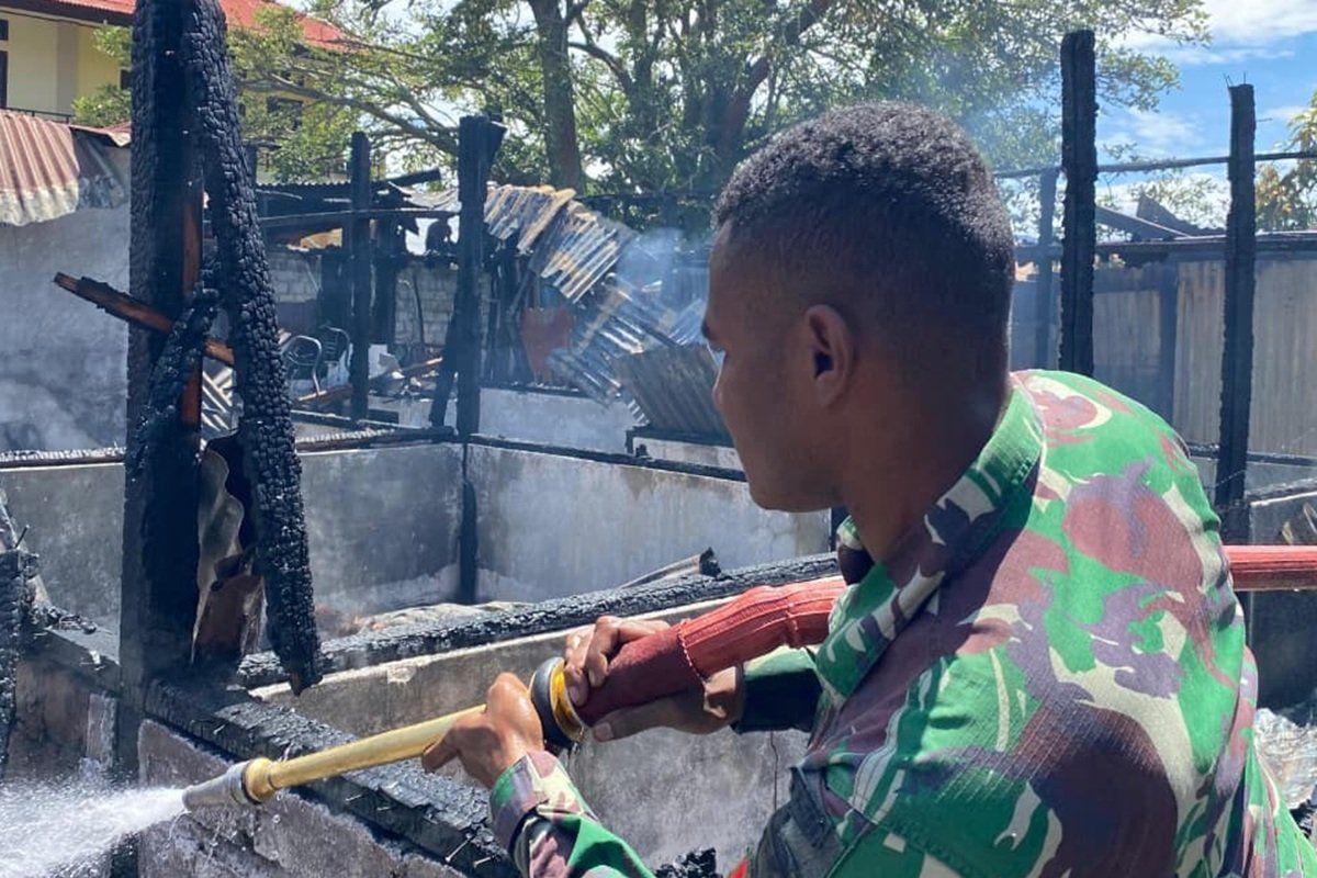 Batalyon 756/WMS membantu padamkan kebakaran di kompleks Polres Jayawijaya