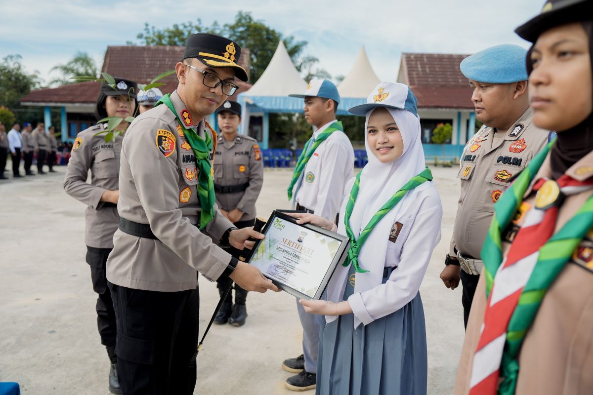 Dukung pelestarian lingkungan, Polisi dan pelajar di Dumai tanam 1.100 Pohon