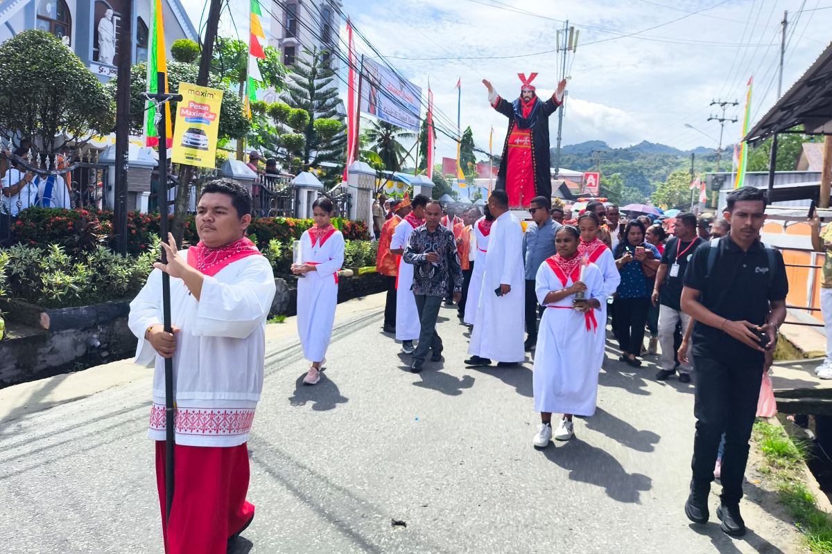 Pemkot Ambon perkuat nilai damai dan toleransi lewat perarakan arca kristus raja