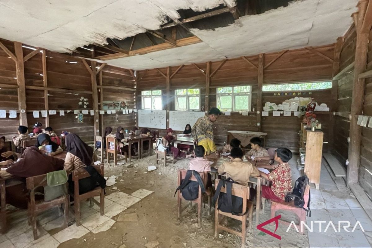 17 tahun mengabdi, guru di Pandeglang bertahan dalam keterbatasan