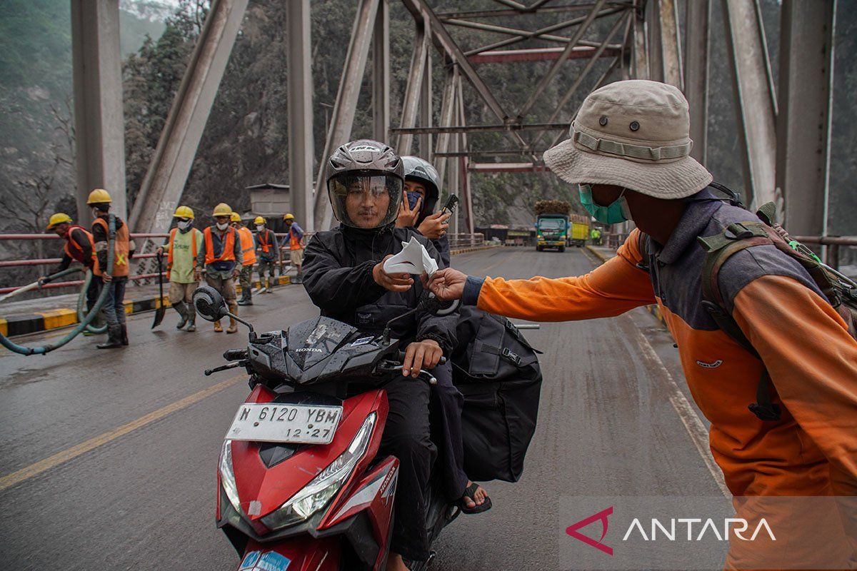 PVMBG: Aktivitas Gunung Semeru masih tinggi, tetap berstatus Awas
