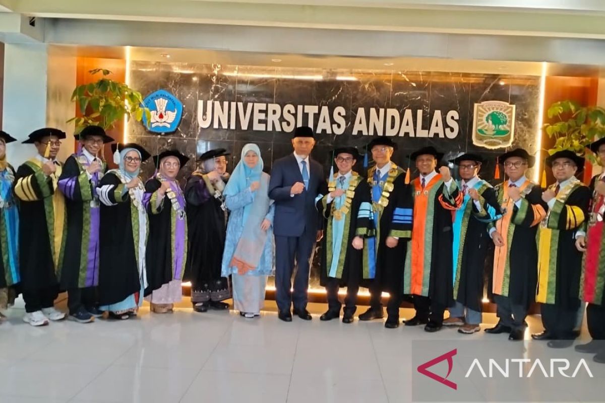 Rektor Unand ingatkan lulusan tetap kritis di era kecerdasan buatan