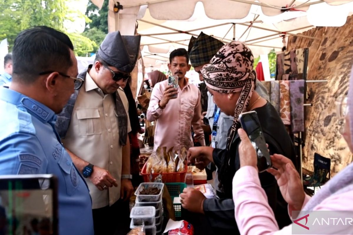 Menteri Ekraf RI Teuku Riefky Harsya kenakan pakaian adat Minang, makan bajamba dan tinjau UMKM jelang resmikan Tanah Datar Creative Hub