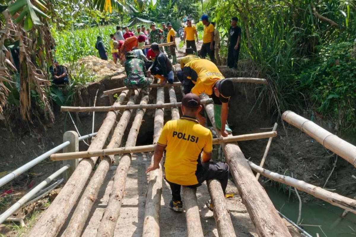 Jembatan darurat antardesa Lamongan-Bojonegoro dibangun