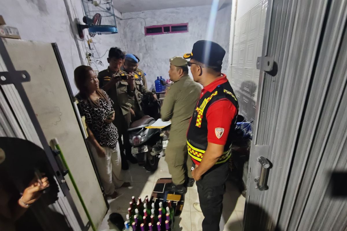 Satpol PP Damkar Agam amankan 39 botol miras-tujuh liter tuak